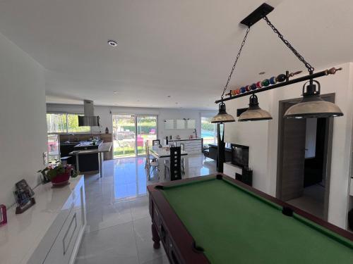 - un billard au milieu d'un salon dans l'établissement Villa 4 chambres récente avec piscine et Jardin, à Lorgues