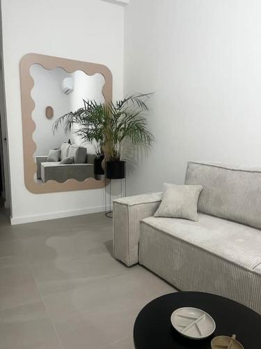 un salon avec un canapé et une table dans l'établissement Magnifique T2 cœur de ville, à Sète