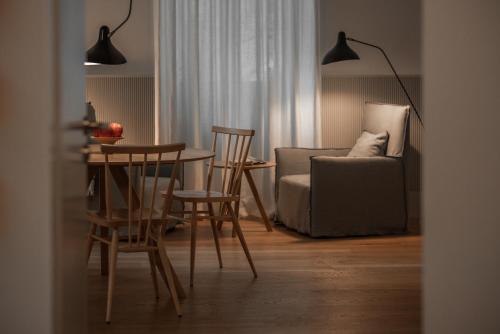 リスボンにあるMontecarmo12 - Design Boutique Hotelのテーブルと椅子とソファのあるリビングルーム