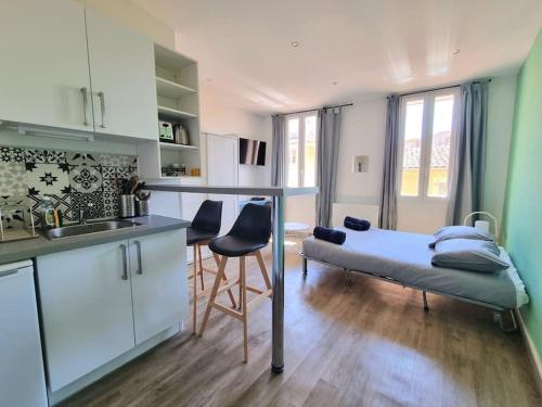 - une cuisine avec un lit au milieu d'une pièce dans l'établissement Studio équipé et rénové, centre historique, à Aix-en-Provence