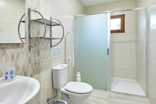 a bathroom with a toilet and a sink and a shower at Alojamiento Rural Soler in Pozo Alcón