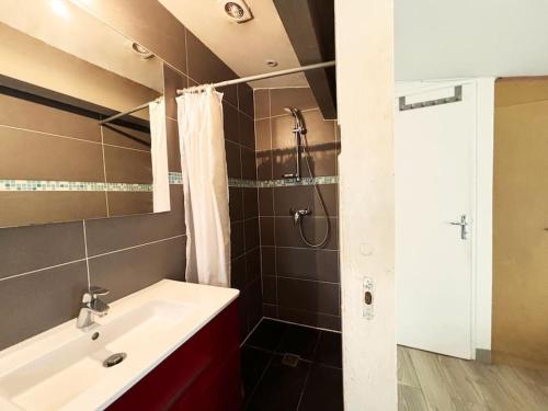 une salle de bain avec un lavabo et une douche dans l'établissement Appartement cozy avec terrasse, idéal pour les JO!, à Aubervilliers
