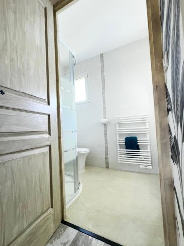 La salle de bains est pourvue d'une porte et de toilettes. dans l'établissement Campo Vecchio Dracena et Piscine, à Ghisonaccia