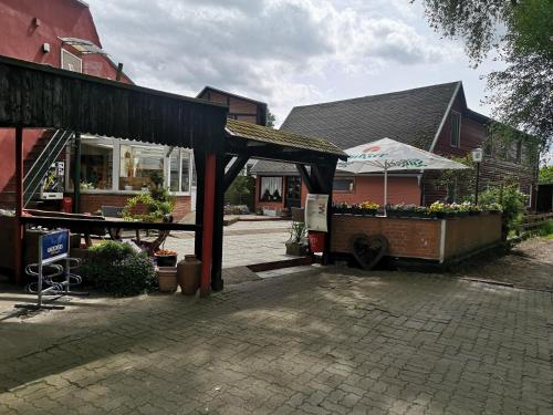 NeuendorfにあるUschi's Gasthofの建物の前にパビリオンがある店