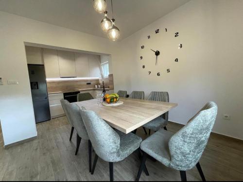 Zdjęcie z galerii obiektu Apartman Kurtov w Pakoštane