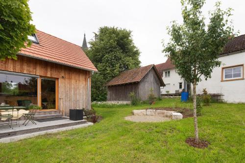Taman di luar Tinyhaus am Bussen