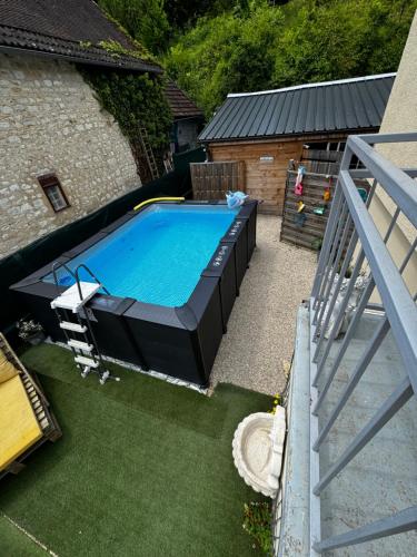 an overhead view of a swimming pool in a yard at Maison de campagne entre vigne et bois in Chablis