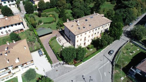 an overhead view of a large building with a yard at B&B da Monsignore in Crespano del Grappa