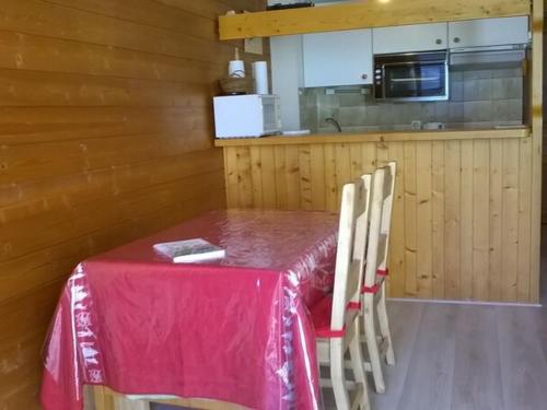une cuisine avec une table avec une nappe rose dans l'établissement Studio pour 3 avec balcon exposé Sud/Ouest, proche centre et remontées, parking privé - FR-1-676-73, à Châtel