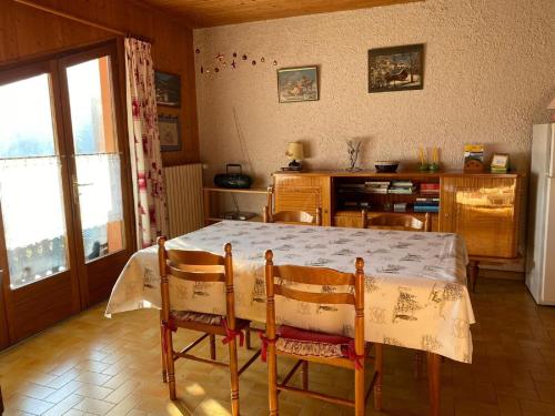 une salle à manger avec une table et des chaises dans une cuisine dans l'établissement Chalet 2 pièces pour 5 pers. près des remontées, cuisine équipée, WIFI, parking, animaux admis - FR-1-676-176, à Châtel