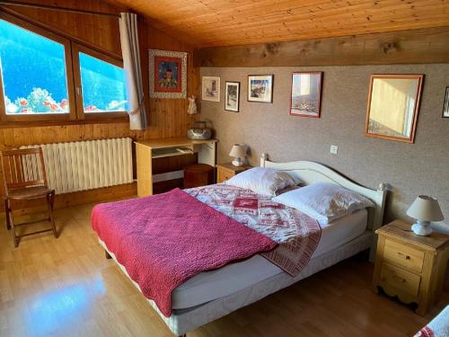 une chambre avec un lit avec une couverture rose dans l'établissement Chalet 2 pièces pour 5 pers. près des remontées, cuisine équipée, WIFI, parking, animaux admis - FR-1-676-176, à Châtel