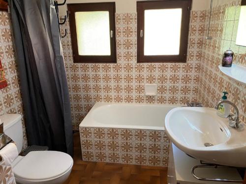 une salle de bain avec une baignoire, des toilettes et un lavabo dans l'établissement Chalet 2 pièces pour 5 pers. près des remontées, cuisine équipée, WIFI, parking, animaux admis - FR-1-676-176, à Châtel
