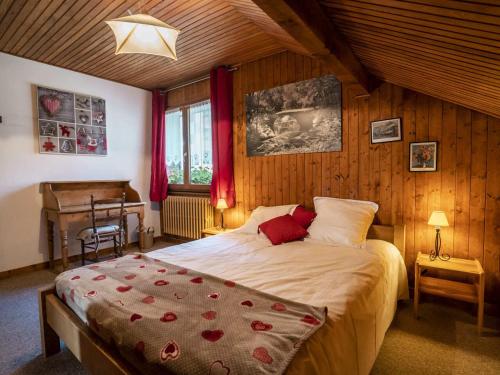 une chambre avec un grand lit dans une pièce dans l'établissement Spacieux chalet 7 pièces, 6 salles de bains, 14 personnes, proche centre et remontées, Châtel - FR-1-676-152, à Châtel