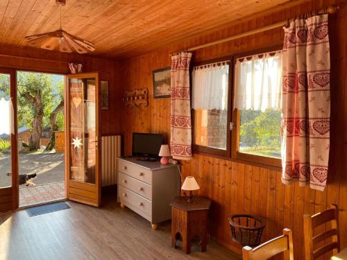 Cette chambre dispose d'un bureau, d'une télévision et de fenêtres. dans l'établissement Studio 2 Pers. Châtel, 200m Télésiège, Terrasse, WIFI, Animaux admis - FR-1-676-157, à Châtel
