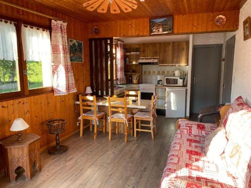 une cuisine et un salon avec une table et des chaises dans l'établissement Studio 2 Pers. Châtel, 200m Télésiège, Terrasse, WIFI, Animaux admis - FR-1-676-157, à Châtel