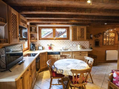 une cuisine avec une table et des chaises dans une pièce dans l'établissement Studio Châtel 4 pers. avec terrasse, proche remontées mécaniques, parking, et WIFI - FR-1-676-189, à Châtel