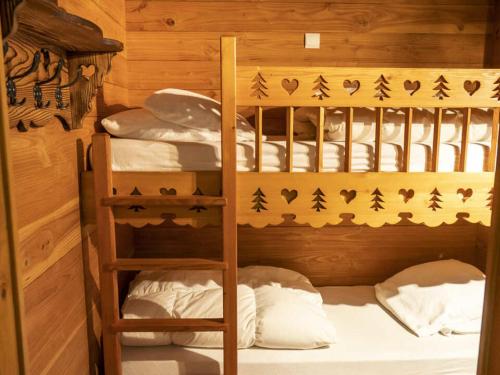 - un lit superposé avec une échelle dans une chambre dans l'établissement Studio Châtel 4 pers. avec terrasse, proche remontées mécaniques, parking, et WIFI - FR-1-676-189, à Châtel