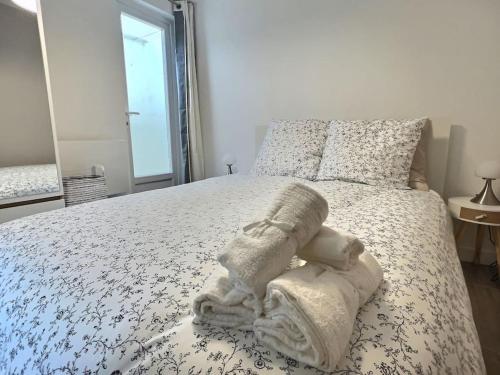 Un pat sau paturi într-o cameră la Charmante maison de ville