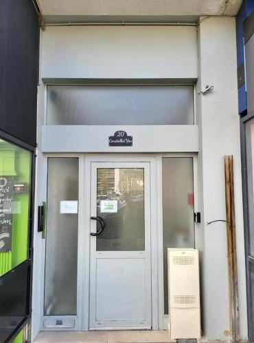 une porte menant à un bâtiment avec un panneau sur celui-ci dans l'établissement Le 