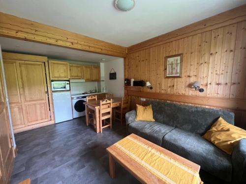 a living room with a couch and a table at appartement T2 pour 6 personnes à Combloux in Combloux