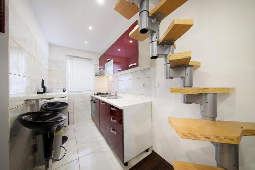 Mali DolにあるHoliday House Milaのシンクとカウンターのある小さなキッチン