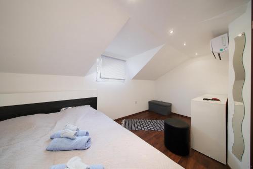 Mali DolにあるHoliday House Milaのタオルが敷かれたベッドのある寝室