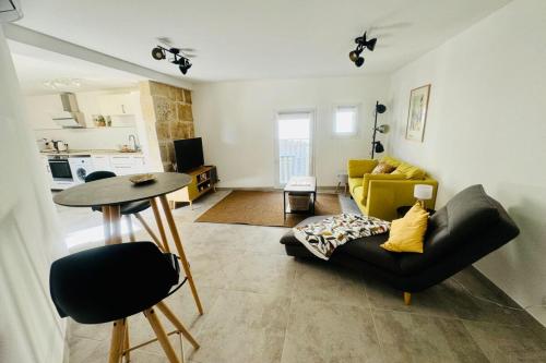 un salon avec un canapé et une table dans l'établissement 