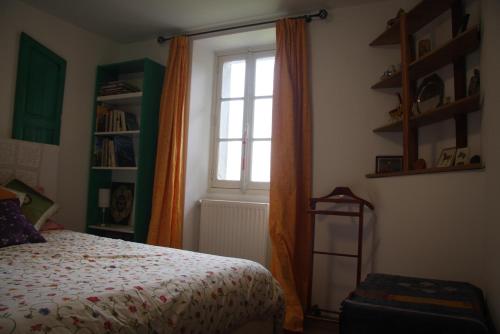 une chambre avec un lit et une fenêtre dans l'établissement Chambre à la Ferme BANZAÏ - Face aux Pyrénées AURIGNAC, à Aurignac