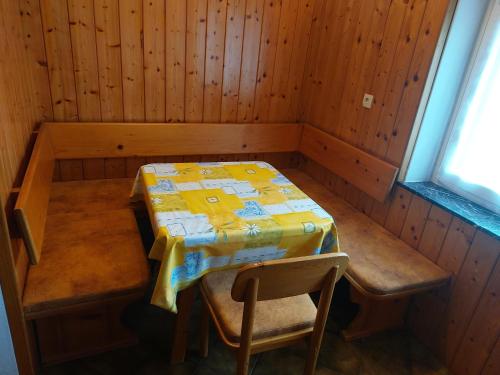 a small room with a table and two chairs and a window at Alpenblick FeWo Hauser in Reisach