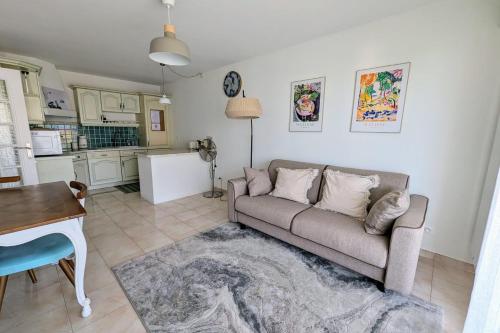 un salon avec un canapé et une cuisine dans l'établissement JUAN LES PINS - TOWN CENTER - 4 people, à Antibes