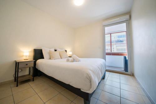 Postel nebo postele na pokoji v ubytování La terrasse d'Ernest T2 recent,Terrasse, Clim, CV