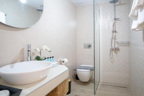 Koupelna v ubytování Memories Suites - Luxury Suite with Sea View