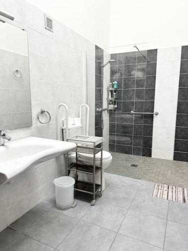 une salle de bain avec une douche, un lavabo et des toilettes dans l'établissement Villa 4 rooms clim, à pied plage, à Mauguio