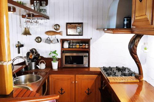 une cuisine avec un évier et une cuisinière four supérieur dans l'établissement Maison de ville vieille ville vue mer, à Antibes