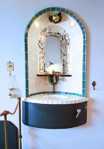 La salle de bains est pourvue d'une baignoire avec un miroir. dans l'établissement Maison de ville vieille ville vue mer, à Antibes