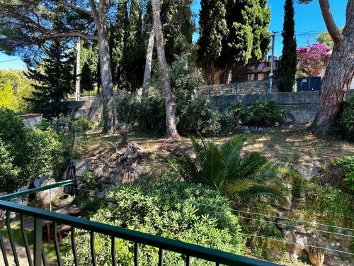 Κήπος έξω από το CASSIS VILLAGE Options Parking and Baby