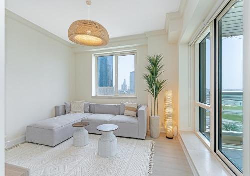 2BR Dubai Marina Apt - Walk to Metro - Pool and Gym