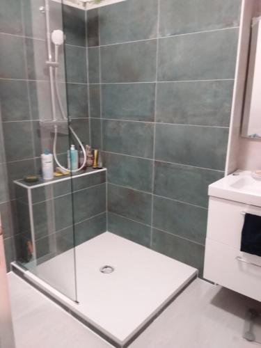 une douche avec une porte vitrée dans une salle de bain dans l'établissement Belle vue mer pour ce T3 à la ciotat, à La Ciotat