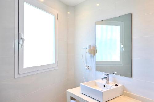 Bilik mandi di Hostal Floridita Adults Only