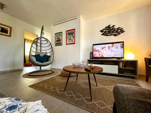 Μια τηλεόραση ή/και κέντρο ψυχαγωγίας στο CASSIS VILLAGE Options Parking and Baby