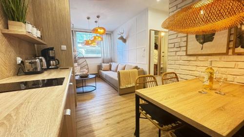kuchnia i salon ze stołem w kuchni w obiekcie Komfortowy Apartament Rodzinny Forest&Sea lllA w Świnoujściu