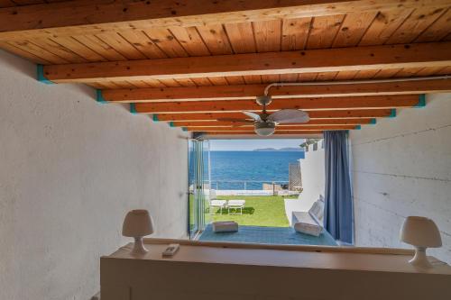 Jest to pokój z wentylatorem sufitowym i widokiem na ocean. w obiekcie Villa Celeste w Cagliari