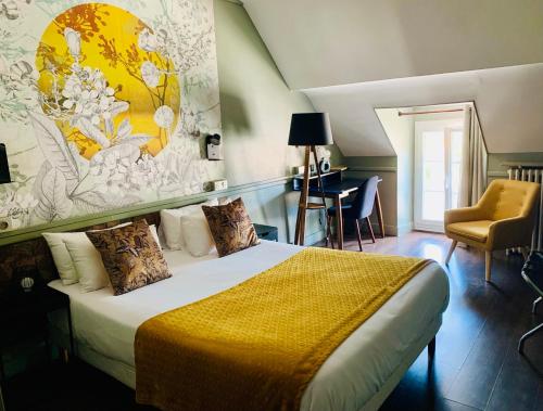 a bedroom with a large bed with a yellow blanket at H&ocirc;tel du Roy in Aisey-sur-Seine