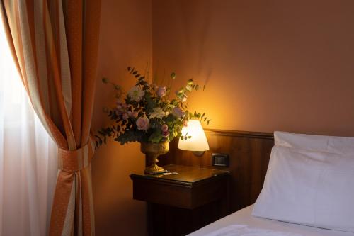 Ein Bett oder Betten in einem Zimmer der Unterkunft Hotel Lucrezia Borgia