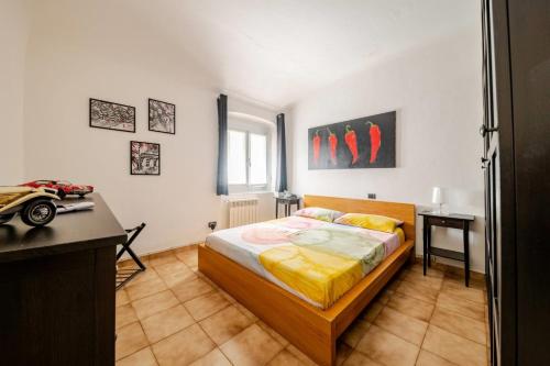 una camera da letto con un letto e una scrivania di La piccionaia - Le Case del Dria - Roof terrace a Genova