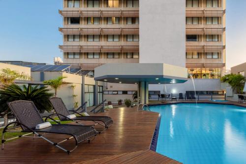 Bazén v ubytování Hotel Deville Prime Cuiabá nebo v jeho okolí