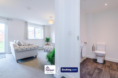 Koupelna v ubytování Prime Location 3 storey By Harperletting Short Lets & Serviced Accommodation Chester With driveway Long or Short stays