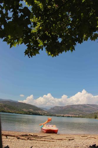 a boat sitting on the shore of a lake at Casa Jaumet: un lloc de pau on escoltar el silenci in Aramunt