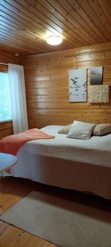 En eller flere senge i et værelse på Alppiruusu A