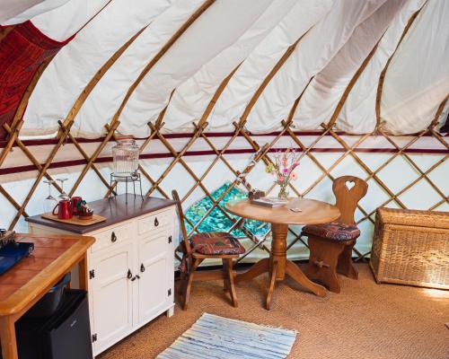 Posezení v ubytování Woodland Yurt at Kingsmead